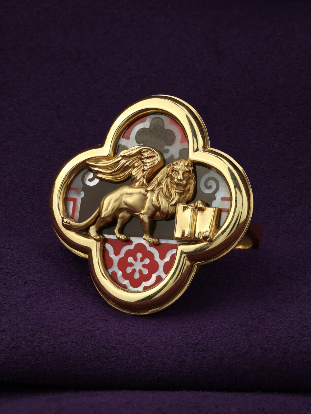 Кольцо из лимонного золота c эмаль и перламутром