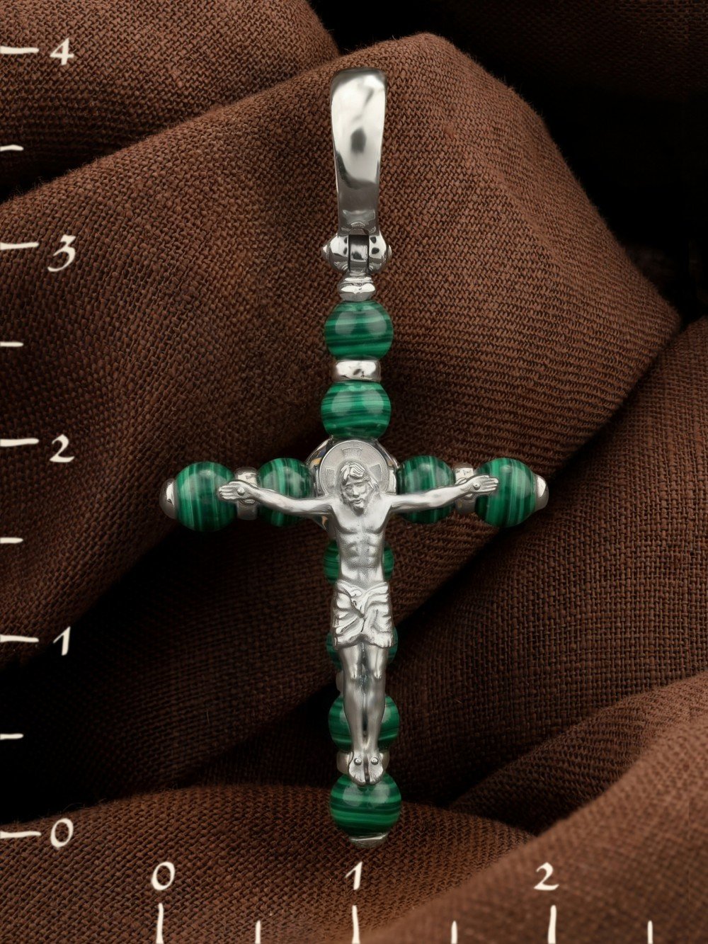 Крест из белого золота c малахитом