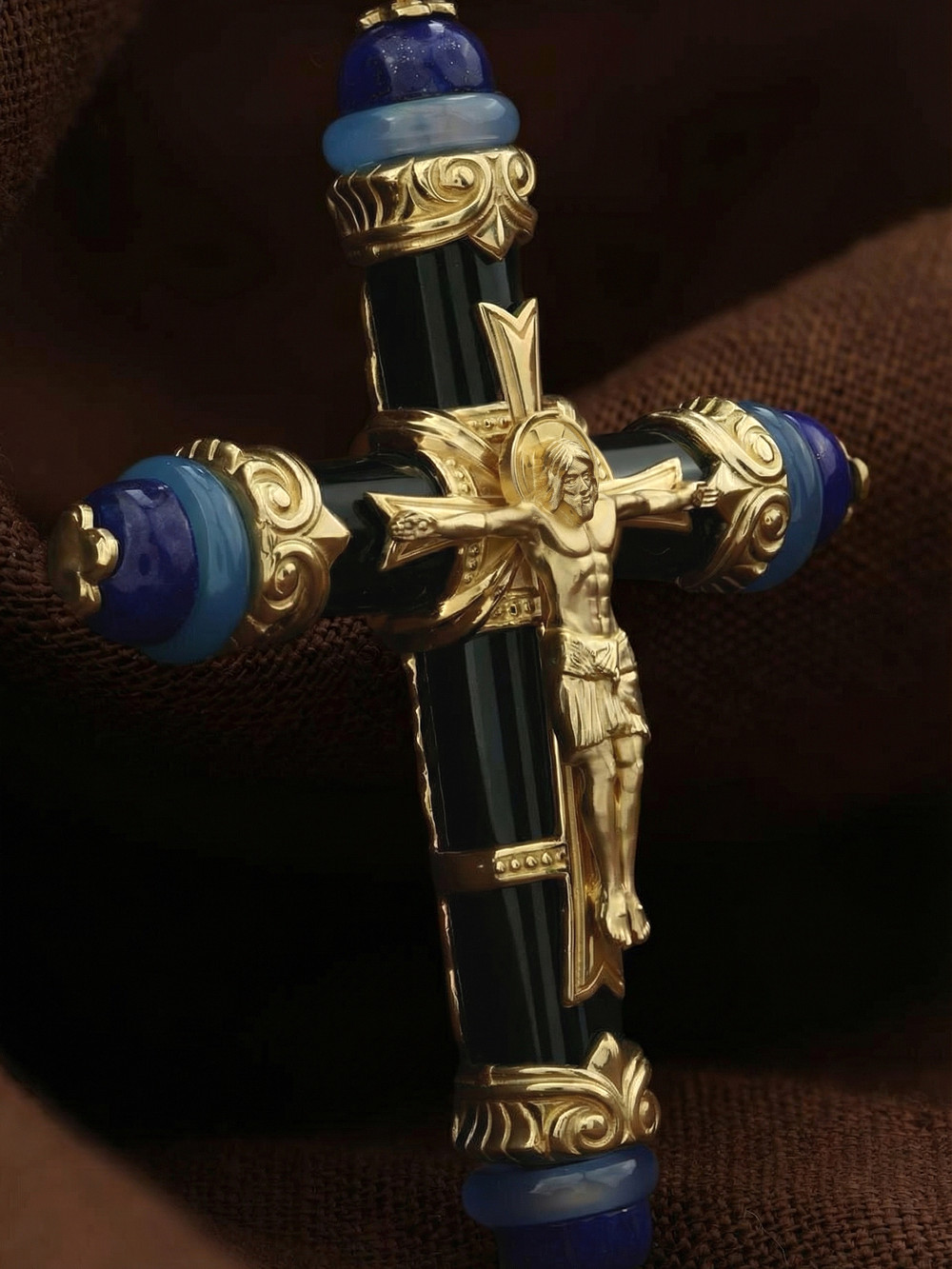 Крест из лимонного золота c ониксом, агатом и лазуритом