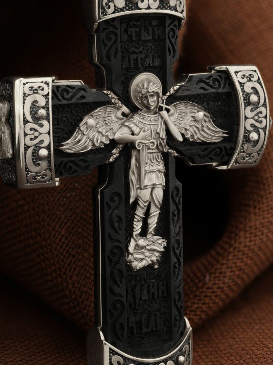 Крест из белого золота c эбеновым деревом