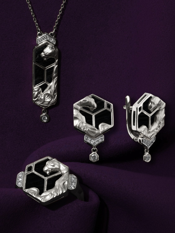 Кольцо из белого золота c бриллиантами и ониксом