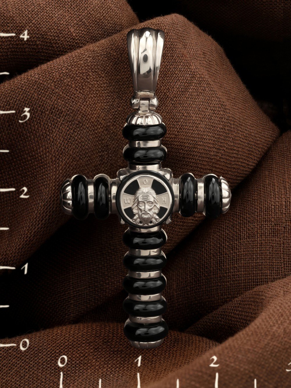 Крест из белого золота c ониксом