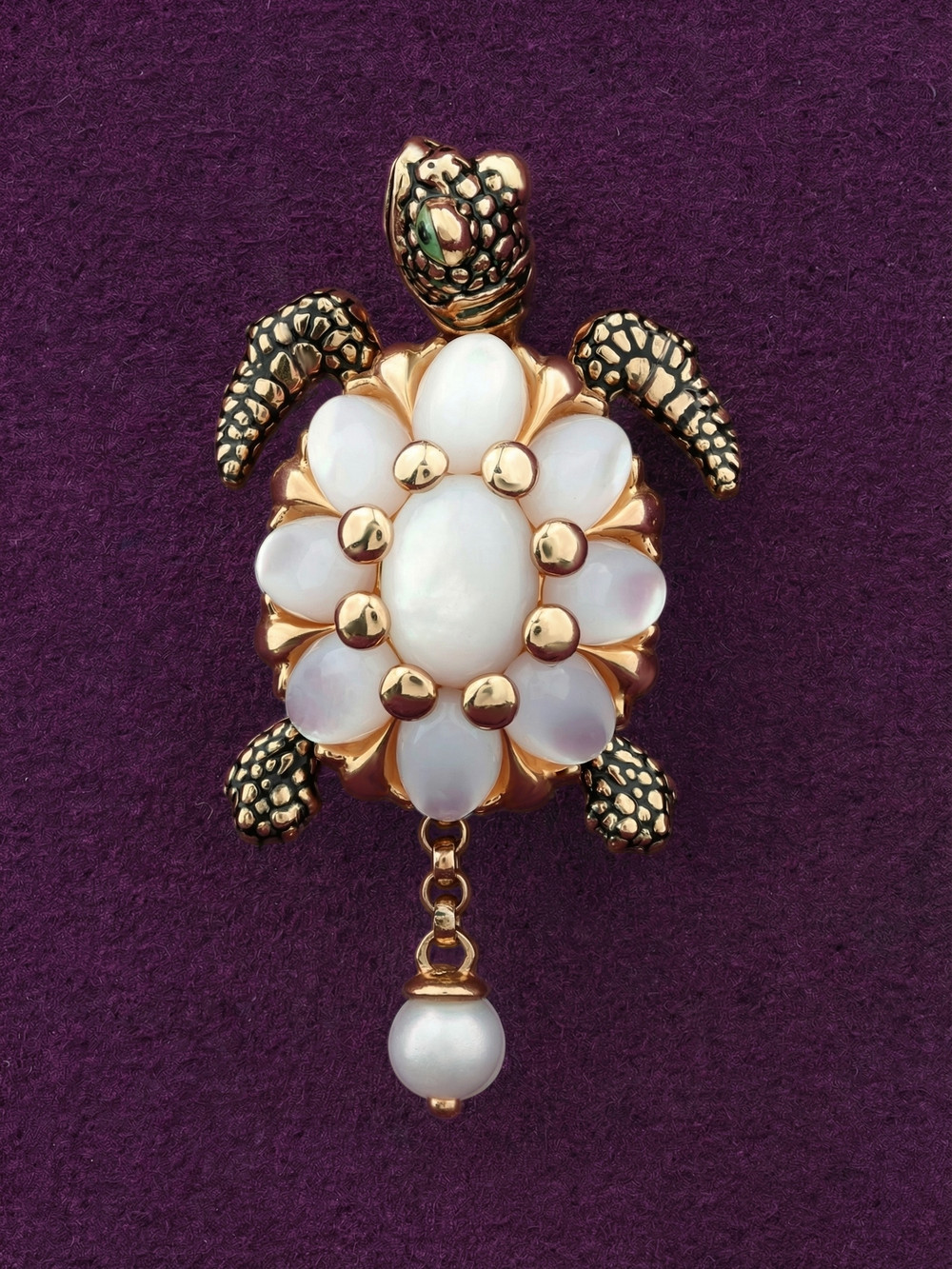 Подвеска из золота c эмаль , жемчугом и перламутром