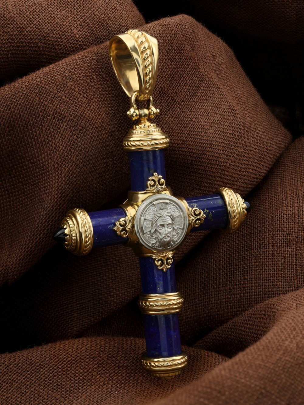 Крест из лимонного золота c ониксом и лазуритом