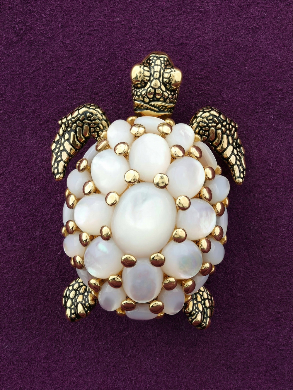 Брошь из лимонного золота c эмаль и перламутром