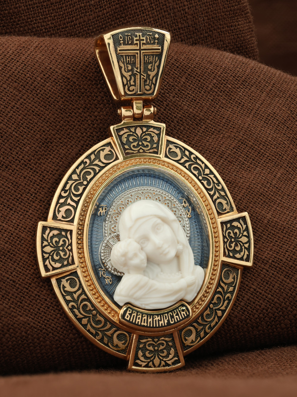 Образок из золота c эмалью и бивнем мамонта