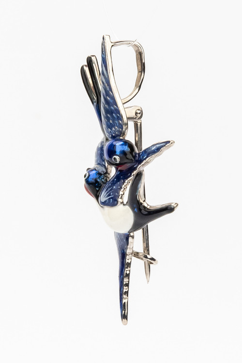 Брошь из белого золота c эмаль