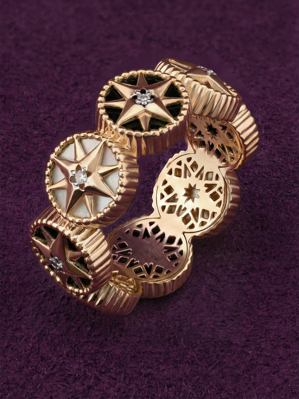 Кольцо из золота c бриллиантами, ониксом и перламутром