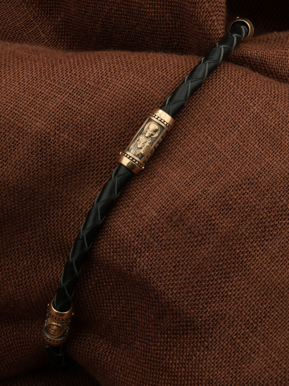 Браслет из золота c кожаным шнурком