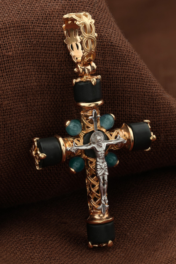 Крест из золота c ониксом и жадеитом