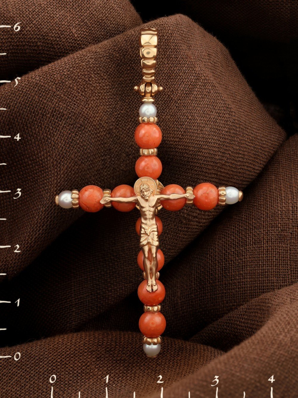 Крест из золота c жемчугом и кораллом