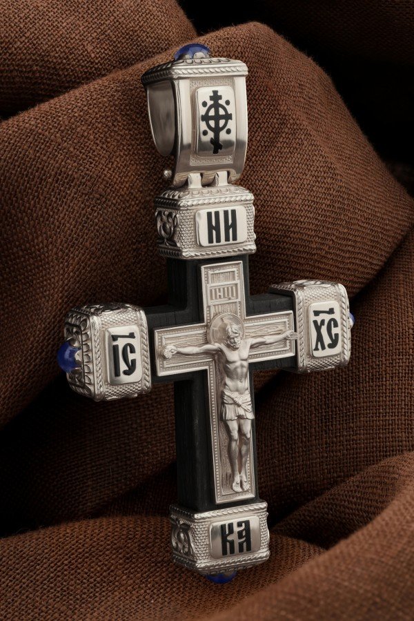 Крест из белого золота c эмаль , сапфиром и эбеновым деревом