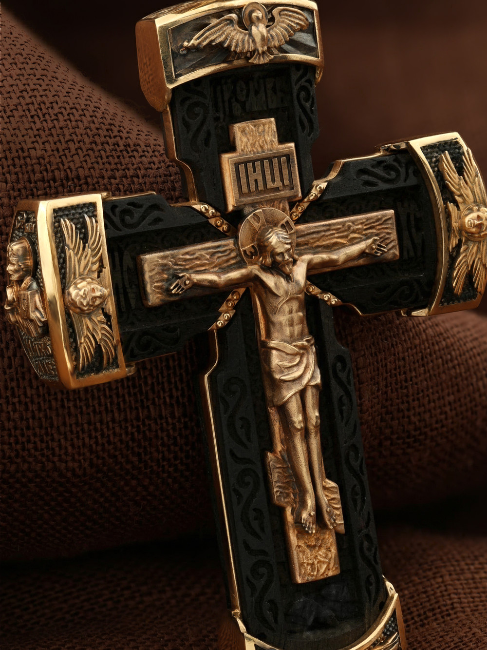 Крест из золота c эбеновым деревом