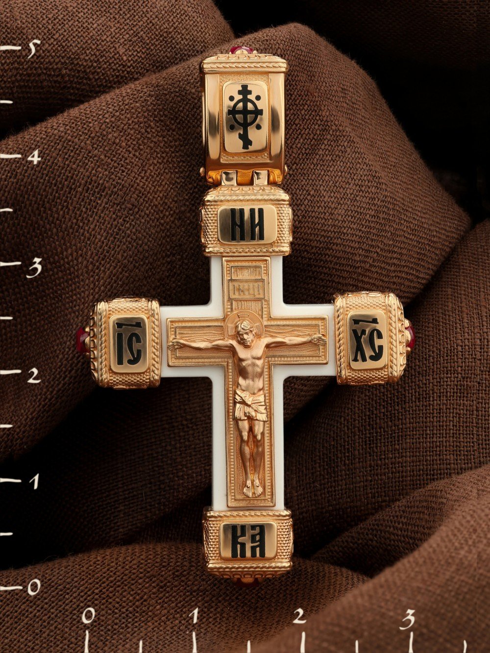 Крест из золота c эмаль , рубином и бивнем мамонта