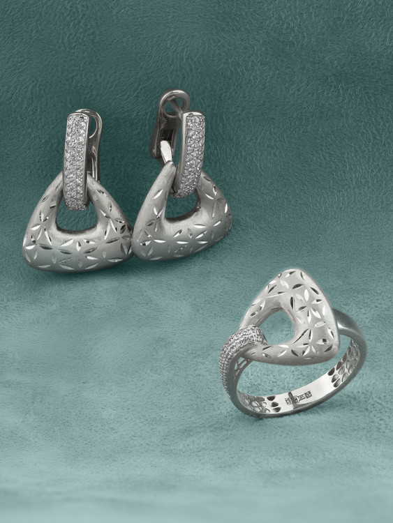 Серьги из белого золота c бриллиантами