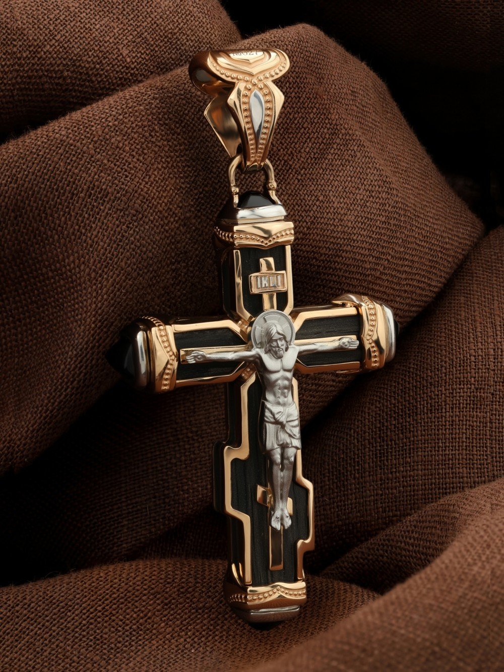 Крест из золота c ониксом и эбеновым деревом