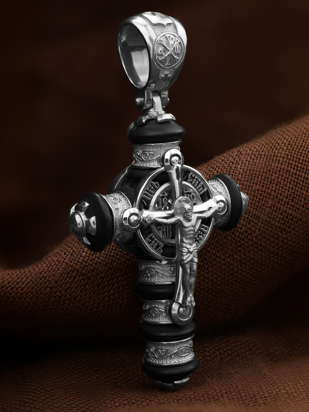 Крест из белого золота c ониксом