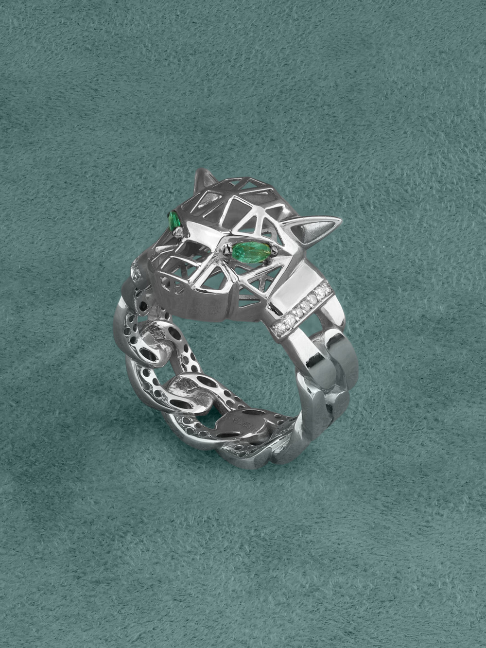 Кольцо из белого золота c бриллиантами и изумрудом