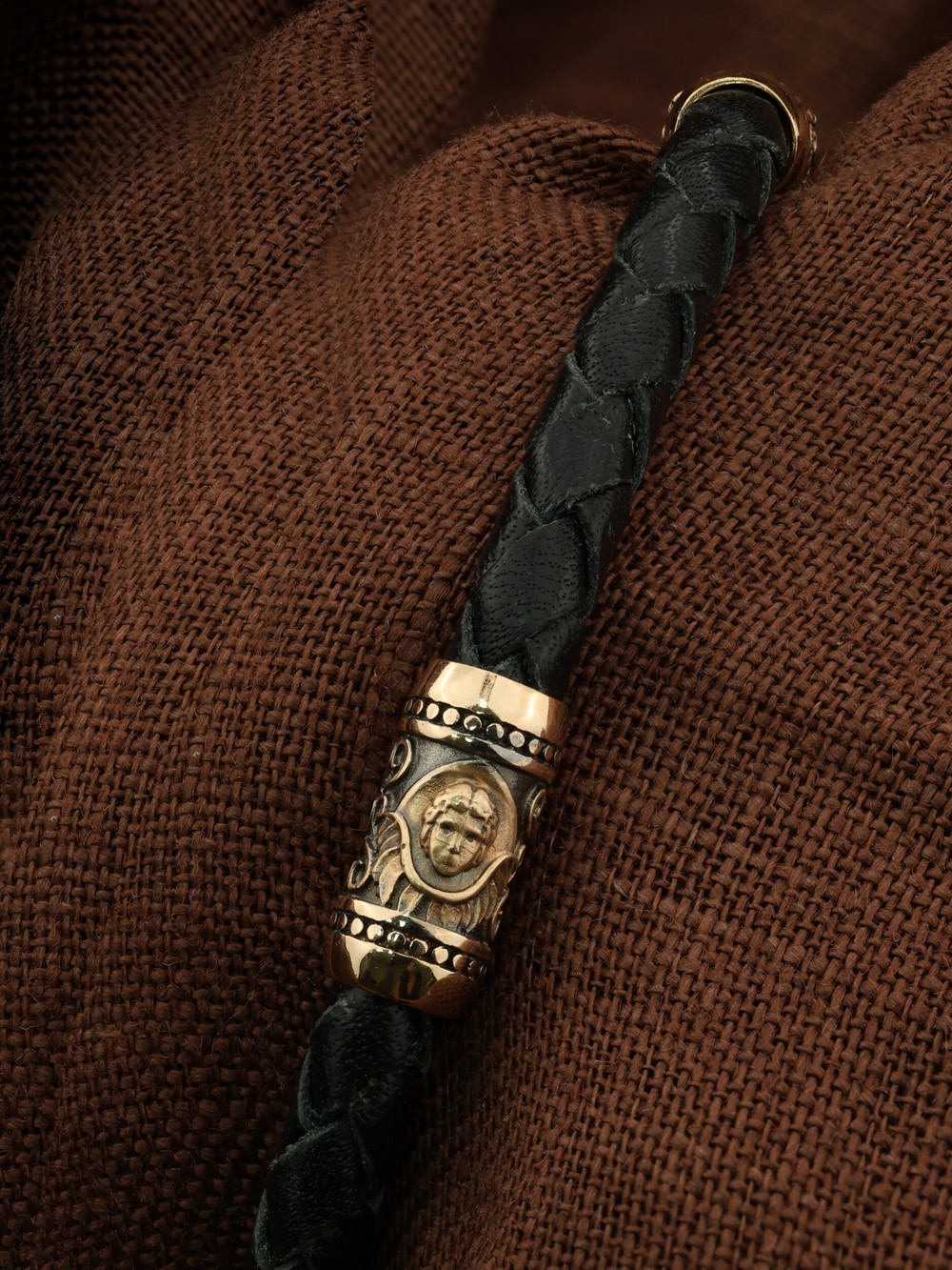 Браслет из золота c кожаным шнурком