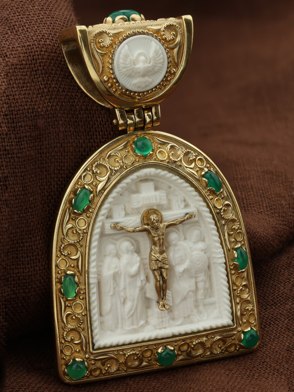 Образок из лимонного золота c эмалью, хризопразом и бивнем мамонта