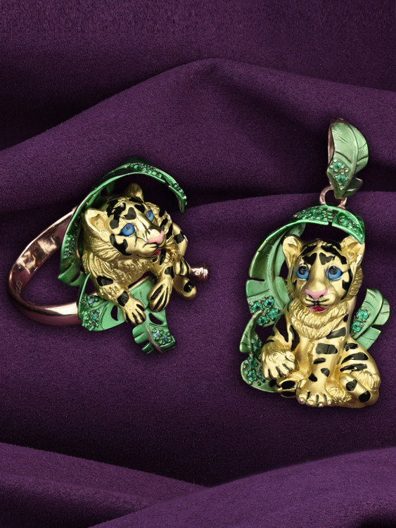 Кольцо из золота c эмалью и изумрудом