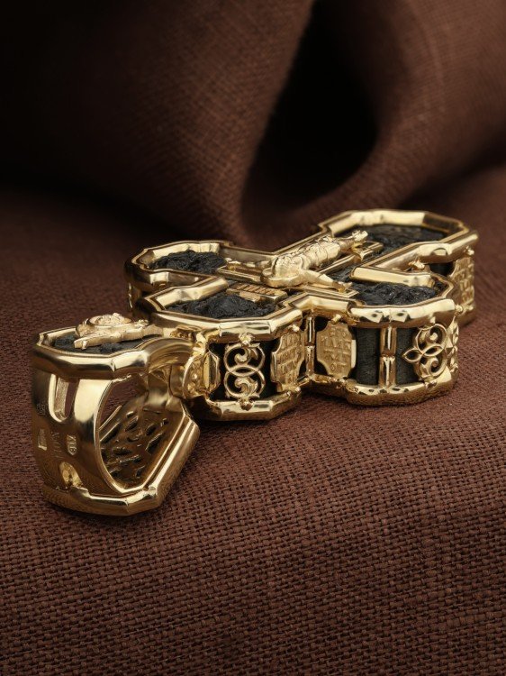 Крест из лимонного золота c эбеновым деревом