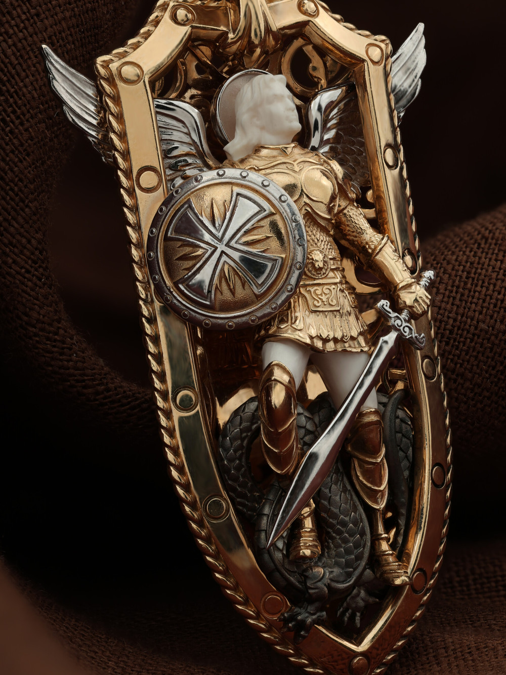 Образок из золота c эмалью и бивнем мамонта