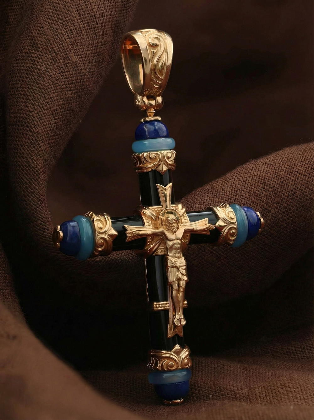 Крест из золота c ониксом, агатом и лазуритом