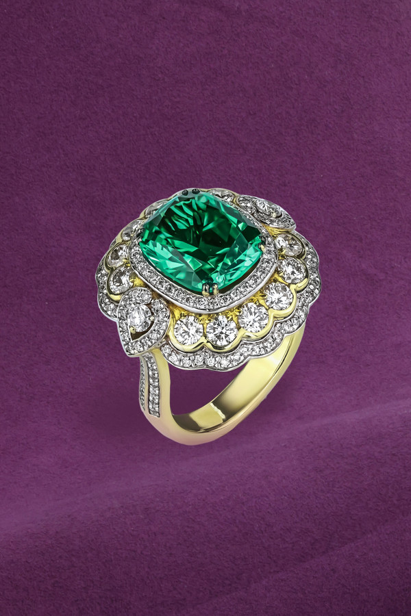 Кольцо из лимонного золота c бриллиантами и изумрудом