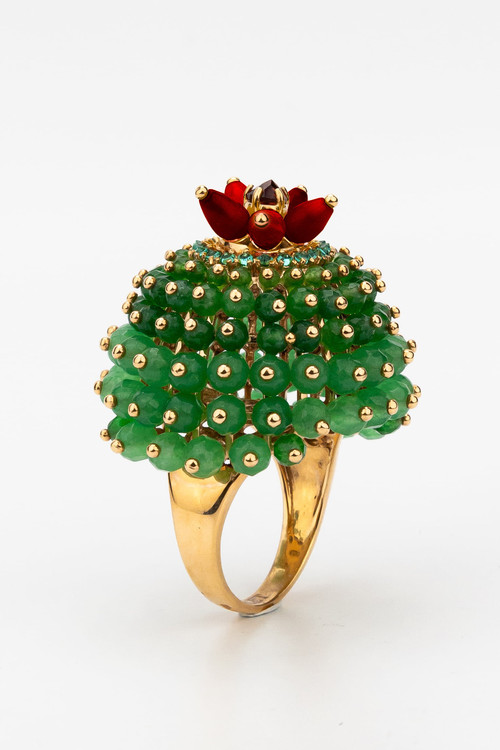 Кольцо из золота c гранатом, хризопразом, изумрудом и кораллом