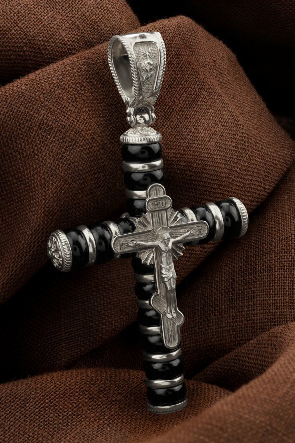 Крест из белого золота c ониксом