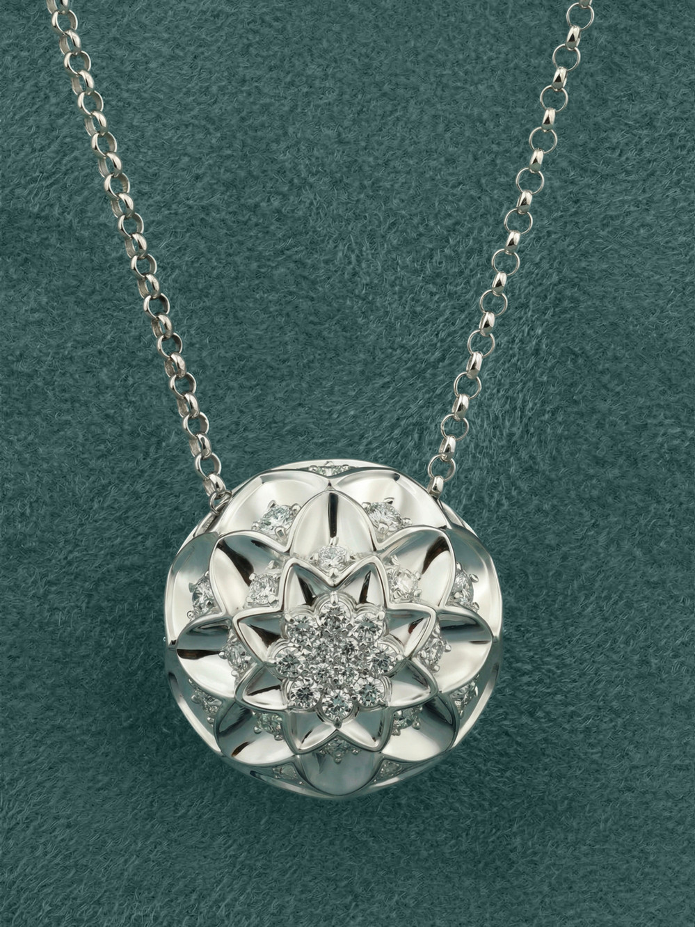 Колье из белого золота c бриллиантами