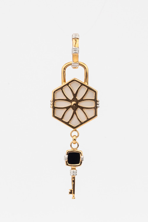 Подвеска из золота c ониксом и перламутром