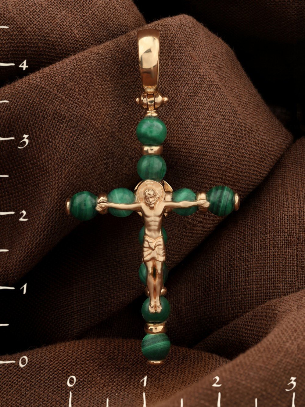 Крест из золота c малахитом