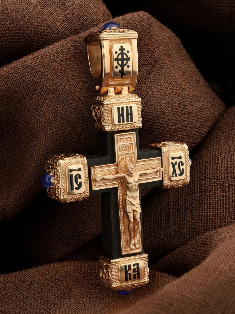 Крест из золота c эмалью, сапфиром и эбеновым деревом