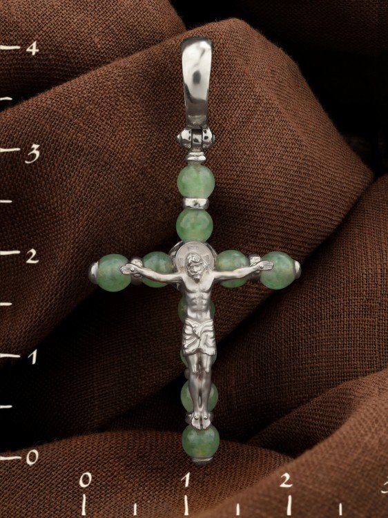 Крест из белого золота c нефритом