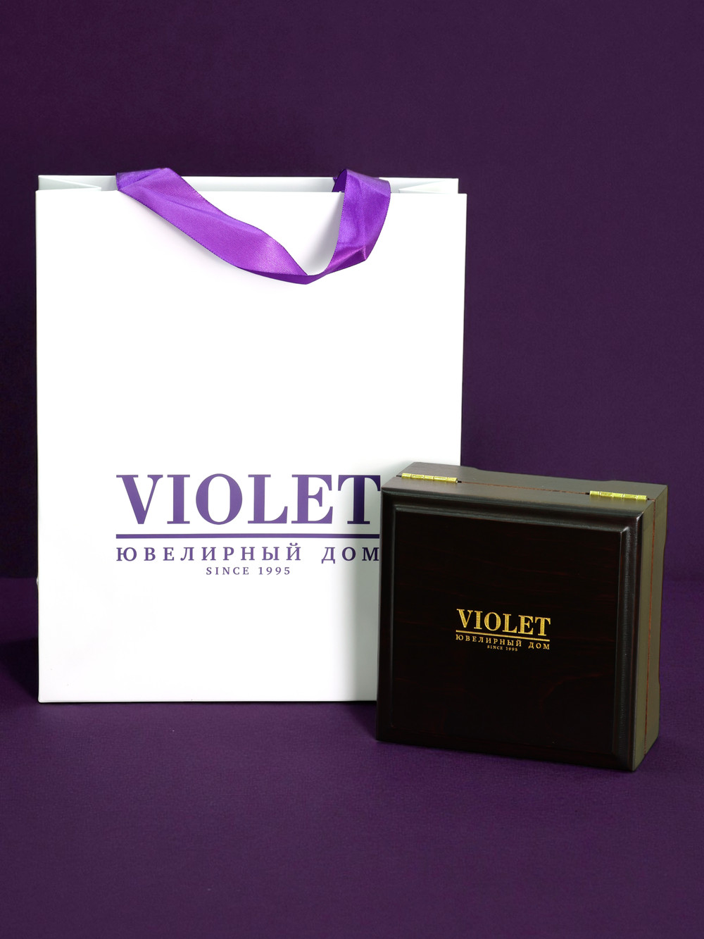 Кольцо из лимонного золота c эмалью и изумрудом