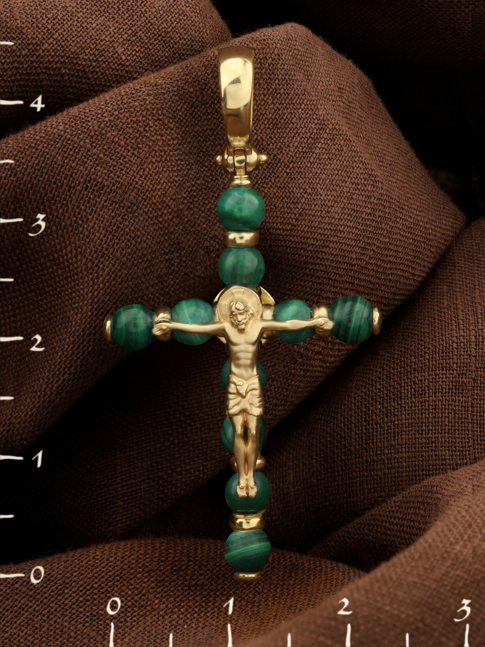 Крест из лимонного золота c малахитом