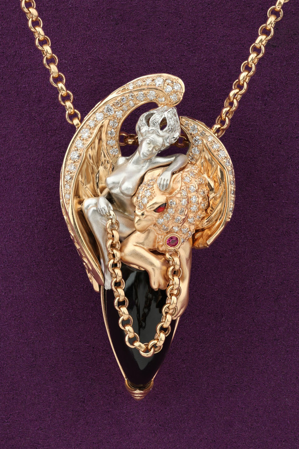 Колье из золота c эмалью, бриллиантами, рубином и ониксом