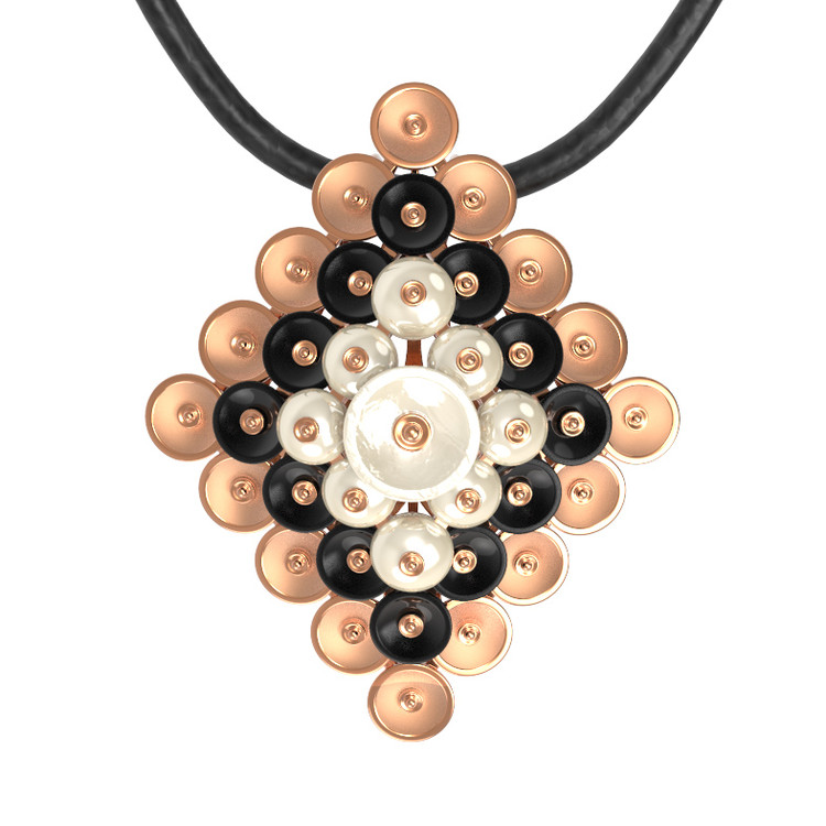 Подвеска из золота c ониксом и перламутром