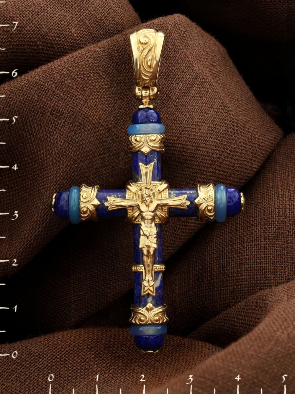 Крест из лимонного золота c агатом и лазуритом