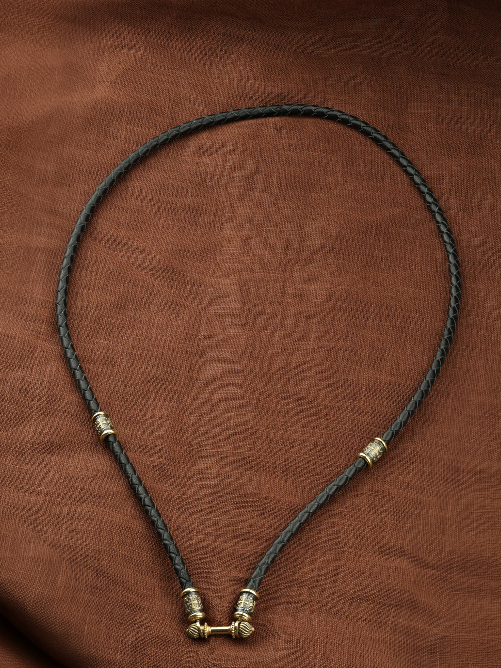 Шнурок кожаный из лимонного золота c кожаным шнурком