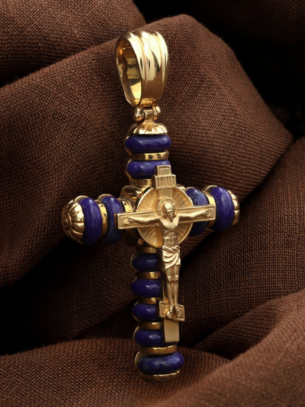 Крест из лимонного золота c лазуритом