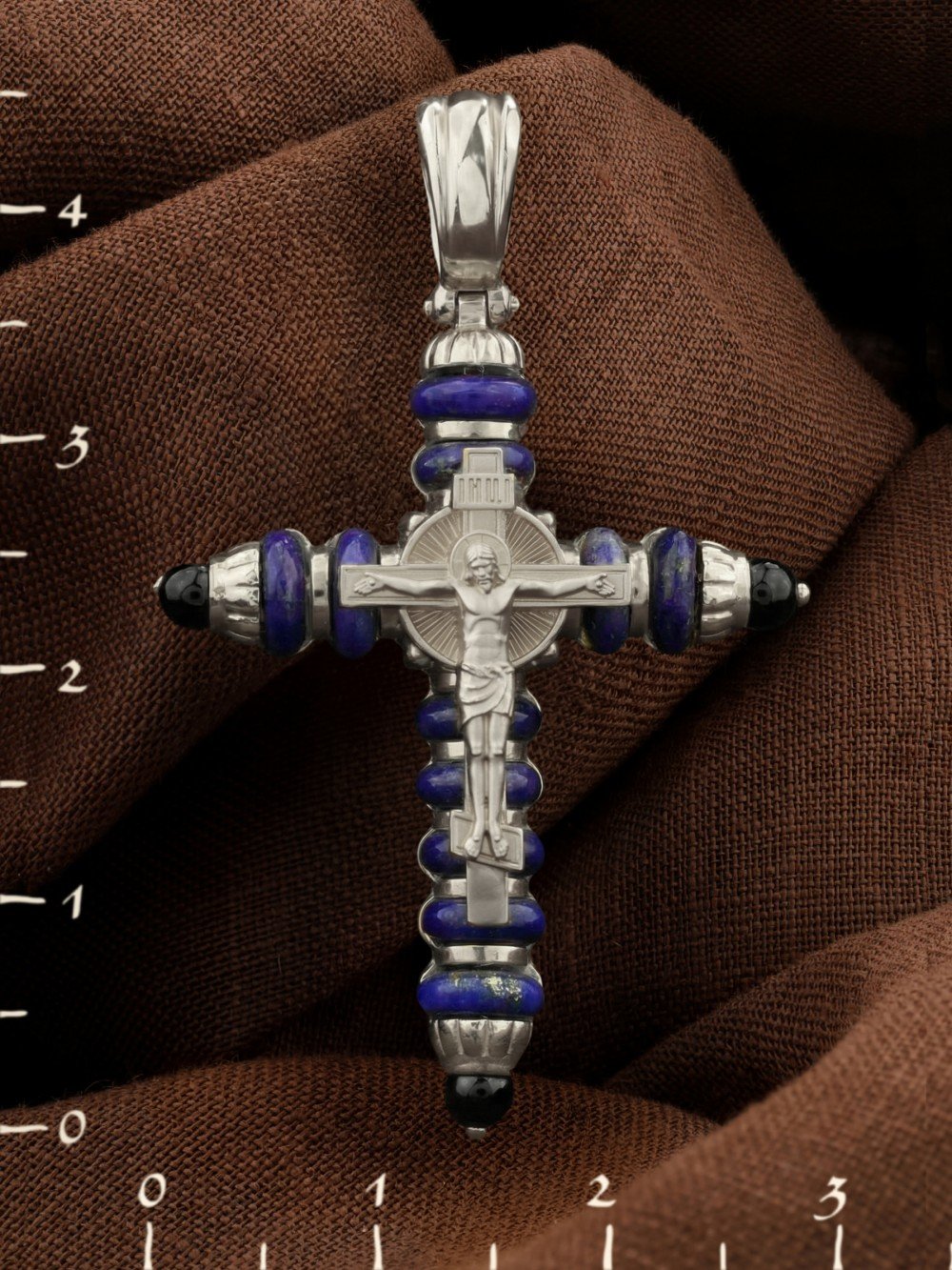 Крест из белого золота c ониксом и лазуритом