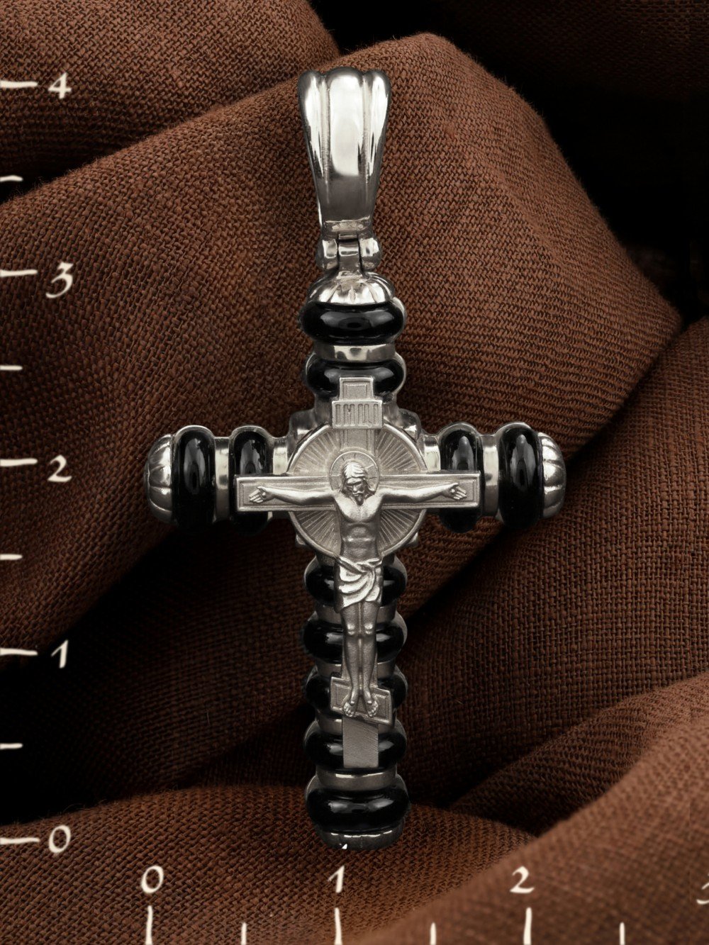 Крест из белого золота c ониксом