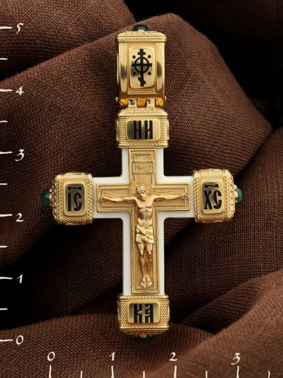 Крест из лимонного золота c эмалью, хризопразом и бивнем мамонта