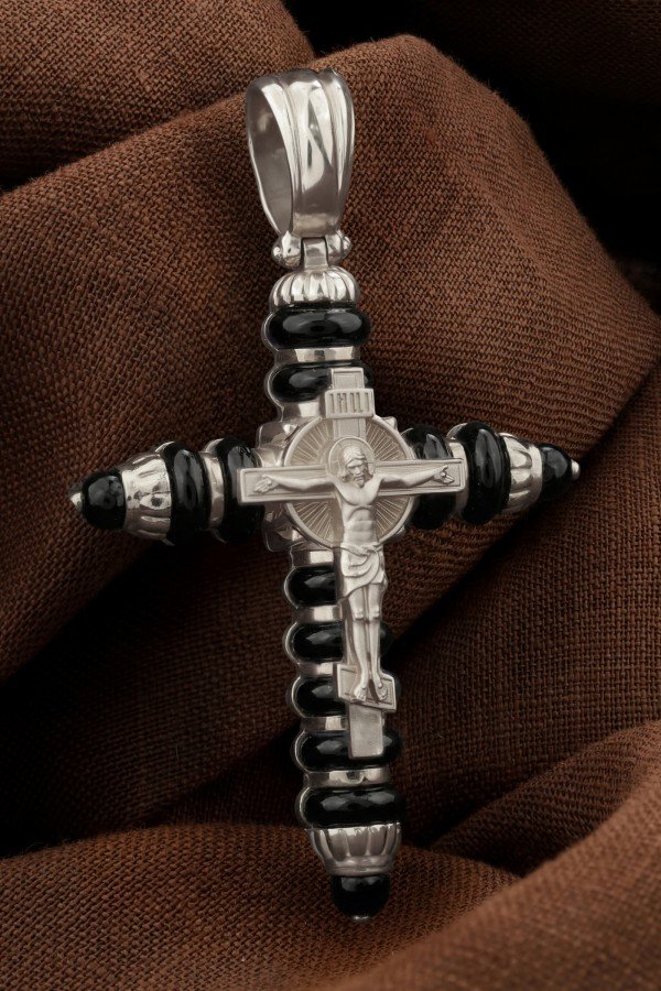 Крест из белого золота c ониксом