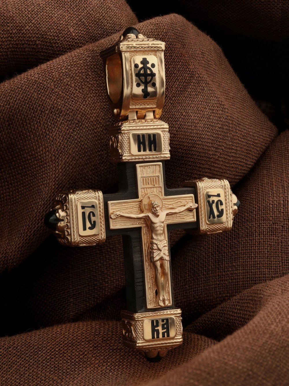 Крест из золота c эмалью, ониксом и эбеновым деревом