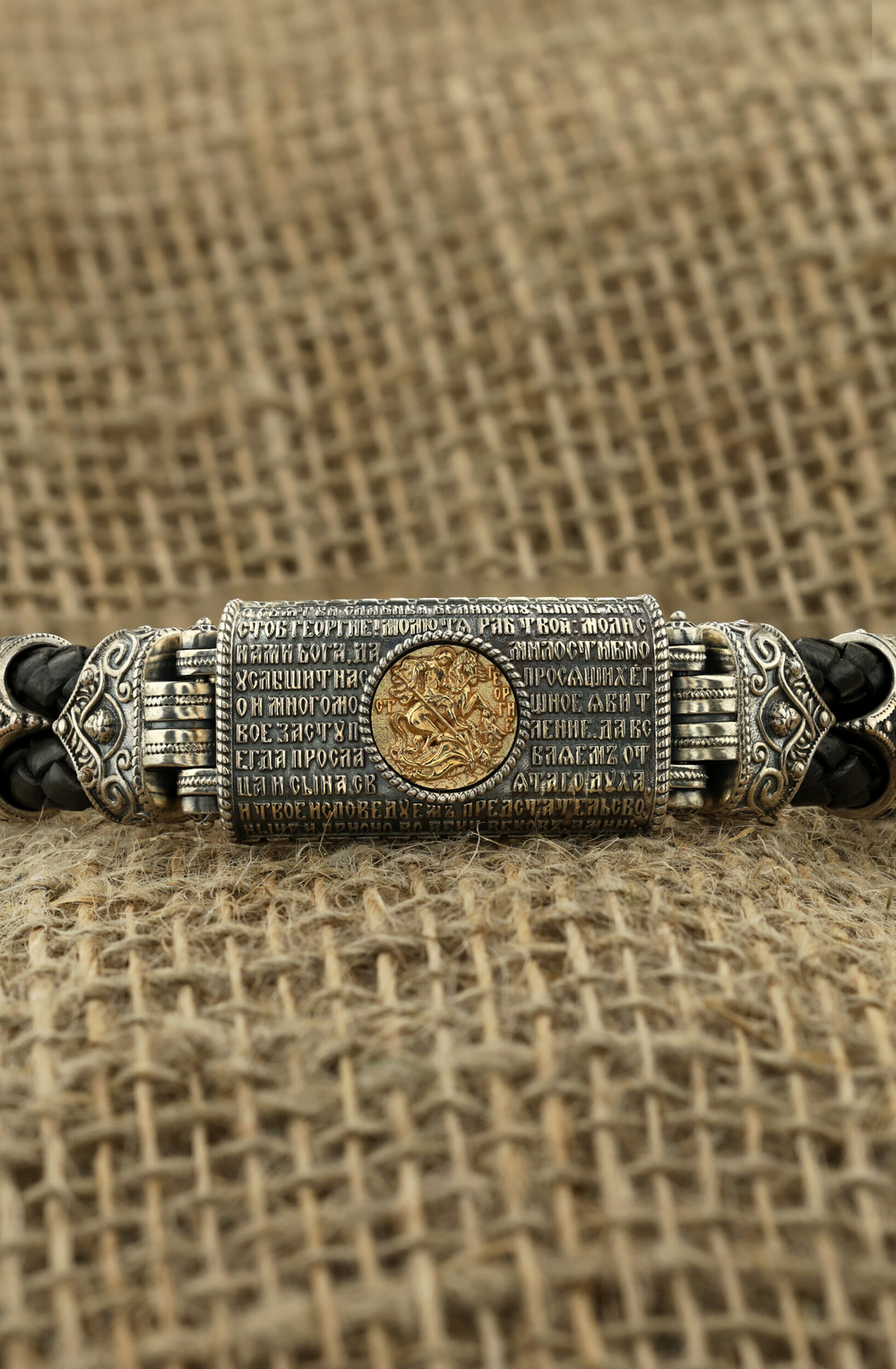 Браслет из серебра и золота c кожаным шнурком