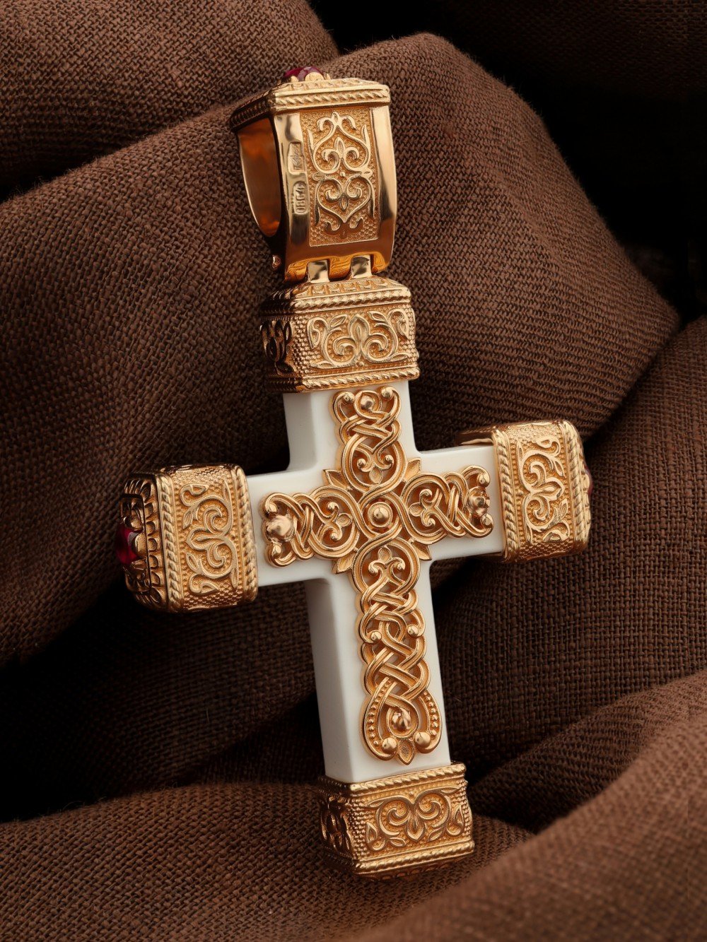 Крест из золота c эмаль , рубином и бивнем мамонта